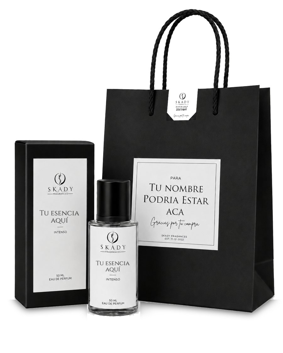 Presentación SKADY: frasco de 50 ml con etiqueta blanca «Tu esencia aquí», caja negra con la misma etiqueta y bolsa de regalo negra con etiqueta «Para… Gracias por tu compra».